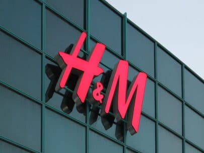 Onder andere hoge inkoopkosten dwingen H&M tot bezuinigingen