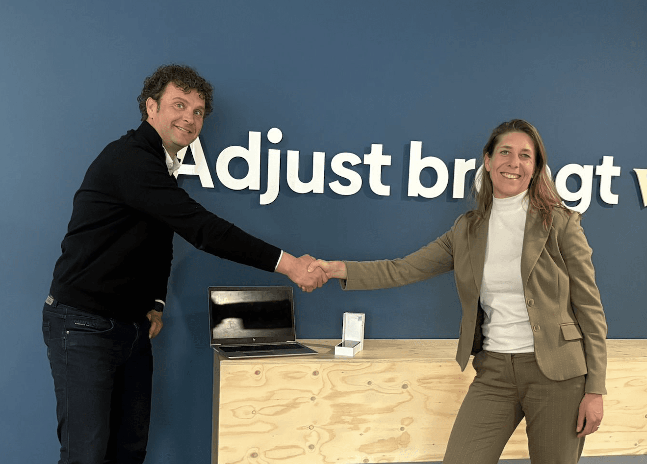 Adjust en Stichting Allemaal Digitaal starten samenwerking voor hergebruik van IT-hardware